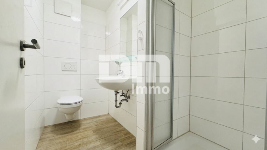Moderne 4 Zimmer HP / EG Wohnung mit 2 Bädern und großer Terrasse direkt an der Uni - Bad / Dusche 1